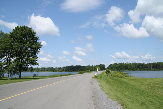 Der 1000 Islands Parkway führte uns 10 km durch die schöne Inselwelt direkt nach Gananoque.