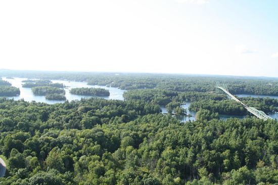 Der Blick vom 1000 Island Skydeck, die Brücke verbindet USA und Canada