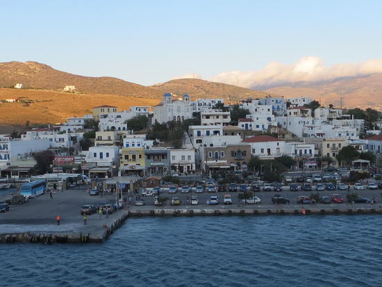 Die Einfahrt in den Hafen von Andros
