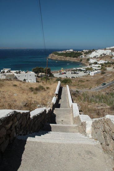 Die Treppe von Agios Stefanos hoch zur Pension Mama insgesamt 150 Stufen