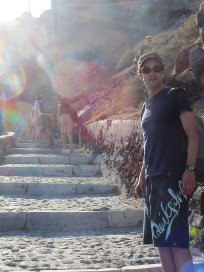 Wir nahmen lieber die Treppe, während immer wieder Eselgruppen mit reitenden Touristen an uns vorbeizogen vom Hafen hoch nach Fira