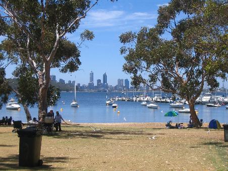 Der Swanriver zwischen radweg und skyline. ueberall haben die leute mit barbeques weihnachten gefeirt der weg war eine einzige christmasparty