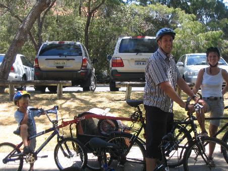 Jens, Sandra und Tim und Tao sitzt in dem "planwagen" hinten drin