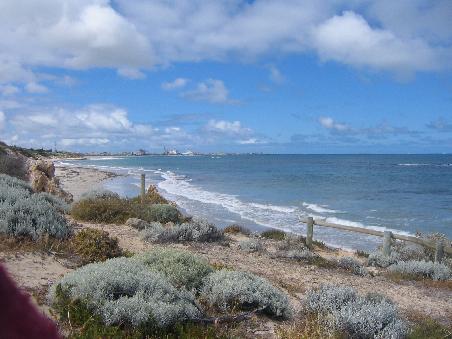 Von Cottesloe kann man bis zum Frachthafen von Fremantle schauen