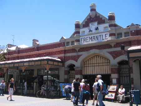 Fremantle Markets. Fremantle ist eine Hafenstadt, ca. 20 km vor Perth mit alten viktorianischen gebaeuden und ist gepraegt durch ein maritimes flair. die markets sind markthallen, in denen man von obst bis souvenirs alles bekommt