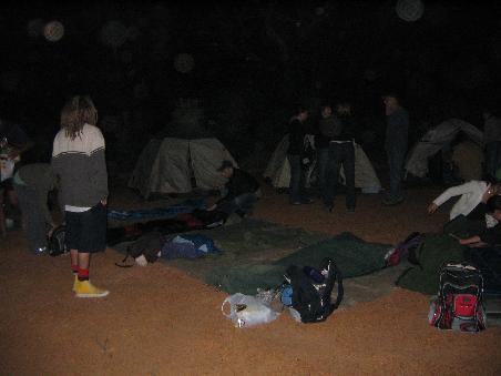 unser bushcamp. mein swag ist gleich der erste im bild wo ie tuete und der rucksack liegen- viele haben sich doch fuers zelt entschieden