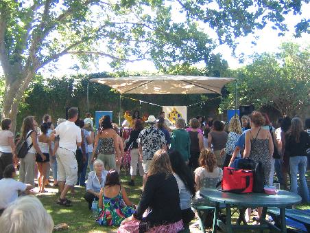 in freo ist jeden sonntag von 2-4 ein konzert.jedes mal tritt eine andere gruppe auf. diesen sonntag war es reagge, als ich das erste mal da war, war es eine gruppe aus dem senegal.die stimmung war imer super. alle moeglichen leute und familien kommen dahin, bringen picnic mit und die meisten tanzen dann sogar.bei dem wetter macht sowas ja auch echt spass,
ganz links im bild sind sandra und jens mit tao auf dem arm