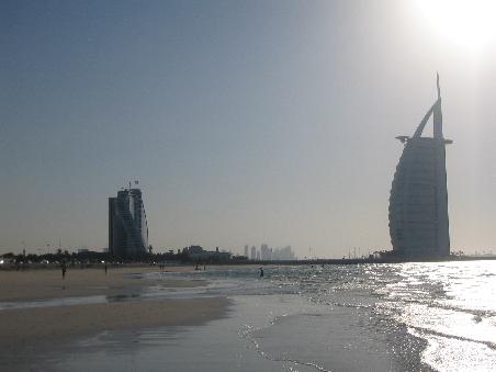 ein oeffentlicher Strand, direkt vor dem Burj Al Arab
