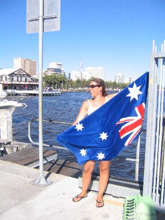 ohne mein neues australisches handtuch ging natuerlich nichts an diesem tag. man sieht es zwar nicht, aber auch mein top hat die ausssie flagge vorne drauf. als touri bin ich jedenfalls so nicht aufgefallen