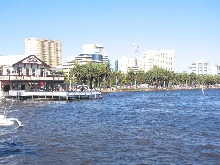 DAs Ufer vom Swan River voll mit picknickenden aussies (sieht man hier leider auch nicht so deutlich)