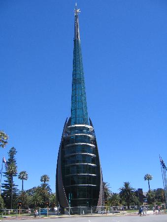 Swan bells - Perth's wahrzeichen.Es ist ein Glockenturm und eines der groessten Musikinstrumente der Welt.Ungefaehr bis zur Mitte kann man hochlaufen und hat eien super Blick ueber perth, den swan River bis zu den Perth Hills
