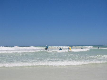 noch ganz viele andere blaue maennchen im wasser mit ersten steh versuchen