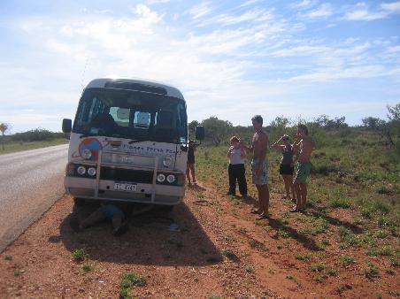 Keilriemen ab, Jim unterm Bus
