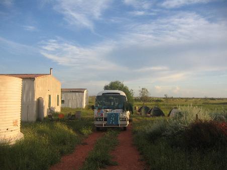 Camping auf dem Acker einer Cattle Station im Outback