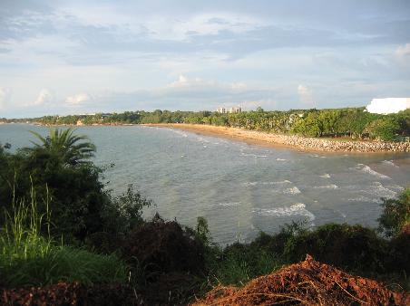 Mindil Beach in Darwin- allerdings nicht zum Schwimmen geeignet, da sich hier in den tropischen Gewaessern gerne Krokodile aufhalten. Auch lebt hier der Box Jelly Fish (Qualle)-das gefaehrlichste und toedlichste Tier der Welt. Es bringt selbst Erwachsene bei Beruehrung innerhalb weniger Minuten ums Leben