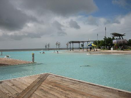 Wer nicht zum Strand darf - bekommt na Lagoone (in Cairns)