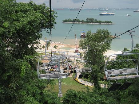 Mit dem Doppelmayr Sessellift ging es zum Strand