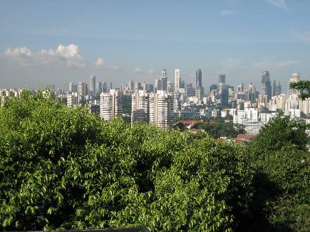 Nochmal die Skyline, vom Mt. Faber Lookout. Mountfaber ist mit ganzen 164 m der hoecste Berg in Singapore