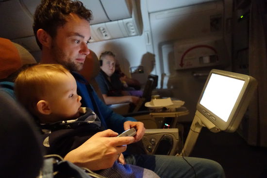 Emil spielt Bowling mit Papa