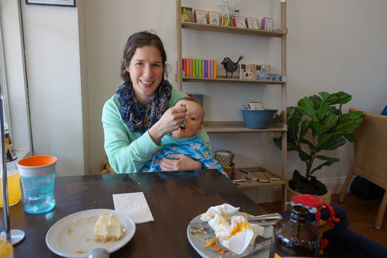 Mittagspause in Keith. Emil wollte unbedingt unserer Frittata und Cheescake zum Nachtisch ��Ist ihm gut bekommen, denn das Schaukeln anschließend mit Papa hat riesig Spaß gemacht