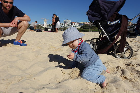 Der Sand wird genauestens untersucht