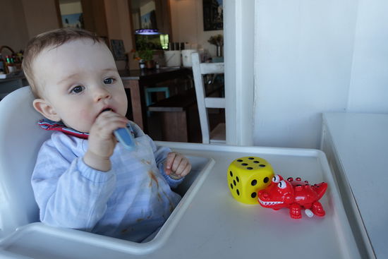 Emil interessierte sich doch mehr für seinen Löffel, als für das Spielzeug der Restaurantbesitzerin. Das Krokodil zum Aufziehen war ihm auch erst nicht geheuer.