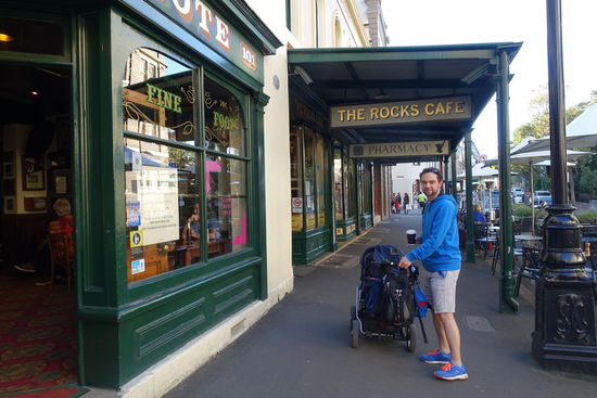 The Rocks-das erste Viertel Sydneys. Einst Arbeiterviertel und verrufen. Heute direkt gegenüber des Cruisshipterminals, kleine Gassen mit Kofsteinpflaster, kleinen Cafés, individuelle Geschäfte, Galerien....