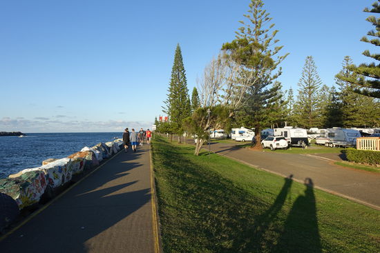 Der Campingplatz Pirt Macquarie Breakwall Holidaypark. Links auf den Steinen darf sich jeder mit Kunstwerken verewigen