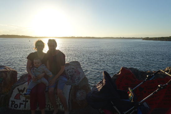 Quasi hinter uns in der Bucht waren die Delfine