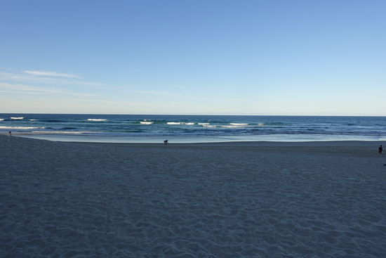 Nachmittags um 16:00 liegt der gesamte Strand im Schatten, denn die Sonne wird von den Hochhäusern verdeckt.