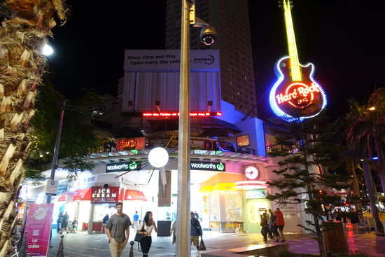 Das nächtliche bzw. abendliche Surfers Paradise