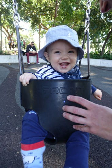 Schaukelspaß im botanischen Garten