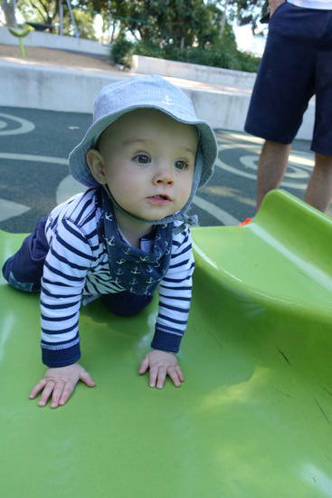Da hat Emil die großen Schulkinder wohl gut beobachtet, wie sie die Rutsche hochlaufen