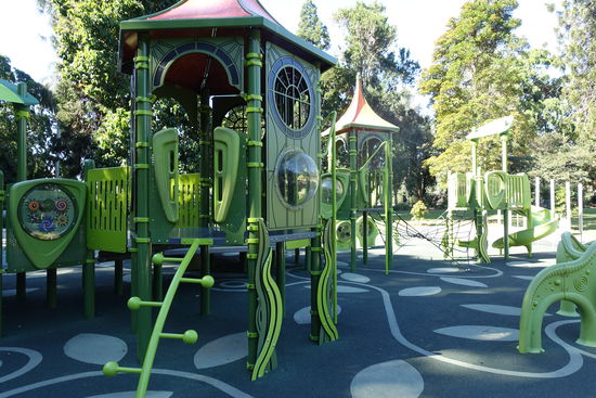 Einen tollen Spielplatz hat der botanische Garten