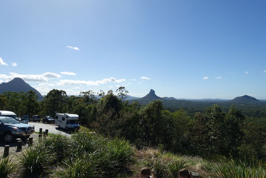 Die Glass House Mountains im Hintergrund