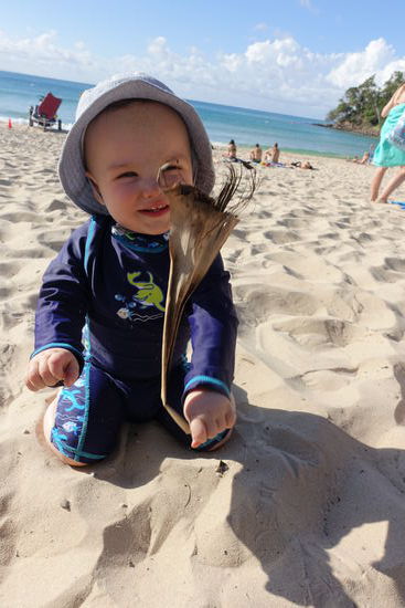 Emil erweitert seinen Erkundungsradius am Strand und findet Strandgut. Er wollte es nicht loslassen und hat sich mit dem Palmwedel beim Krabbeln mit der rechten Hand jedes Mal Sand ins Gesicht geschaufelt. Was ihn scheinbar nicht störte.