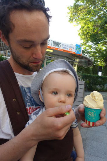Emil wollte natürlich auch Eis, er schlackerte schon aufgeregt mit seinen Beinen, als wir noch vor der Eisdiele standen.