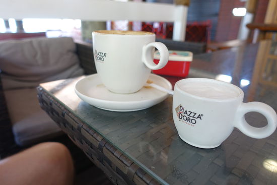 Papa chino - Babychino. Nachdem Emil so nach Lars Cappuccinoschaum lechzte, bestellten wir ihm einen Babychino. Nur heiße Milch und Milchschaum.