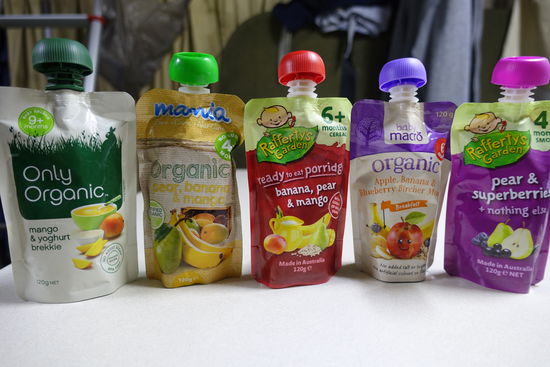 Bei den Fruchtquetschies hier ist Emil gar nicht wählerisch. Nur das Mittagessen will er partout nicht mehr essen.