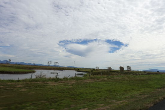 wundersame Wolkenformationen auf der Fahrt nach Airlie Beach.