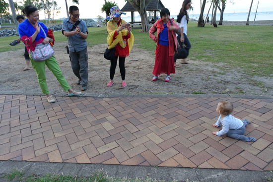 4 von 7 chinesischen Fans aus Emils Fanclub. Jeder fotografierte ihn von allen Seiten.