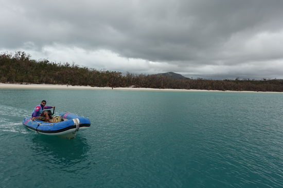 Dieses Motorboot brachte uns an den Strand. Kalt war es nicht, deshalb ging auch Emil kurz baden