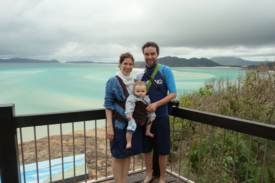 Hill Inlet Lookout. Trotz des bewölkten Himmels strahlt das Meer in unzähligen Türkistönen. Wer es bei blauem Himmel sehen will, muss entweder selber hinfliegen öde in meinen alten Reisebericht Julia Down Under schauen  