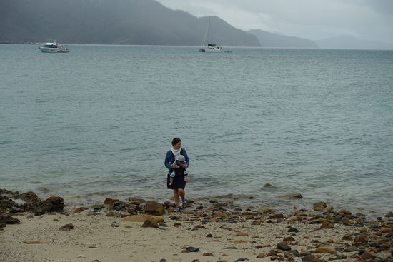 Wir warten im Regen auf das Beiboot