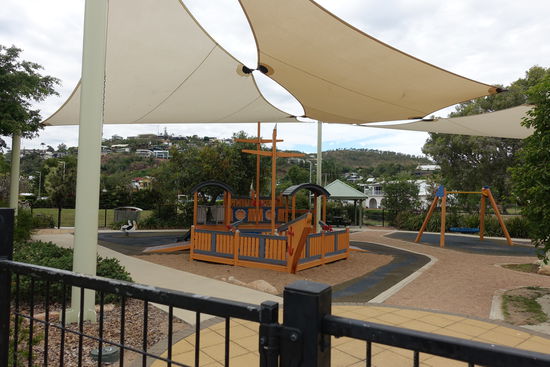 Spielplatz mit Piratenschiff und Nestschaukel