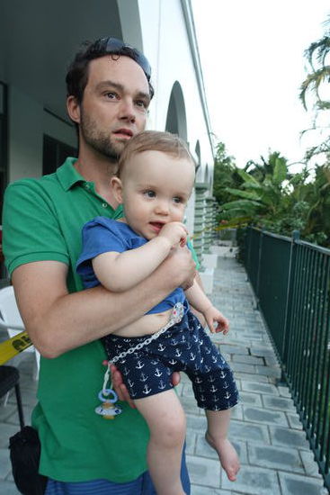 Emil schaut gespannt bei der "Raubtierfütterung" des Ehepaars Kookaburra zu