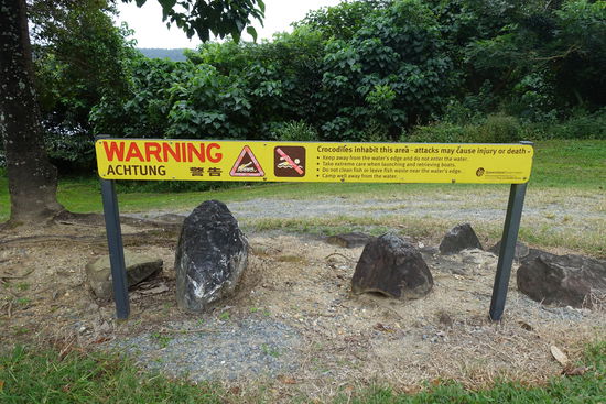 Dieses Schild sahen wir das erste Mal auf dem schönen Rastplatz in Cardwell und auf der Strecke des Captain Cook Highways von Port Douglas nach Cairns auch öfter.