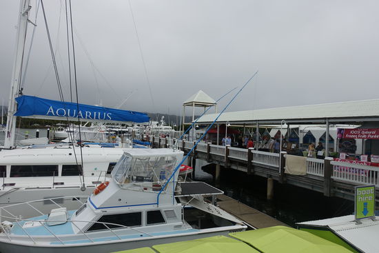 Kunsthandwerkermarkt an der Jetty von Port Douglas unter grauen Wolken