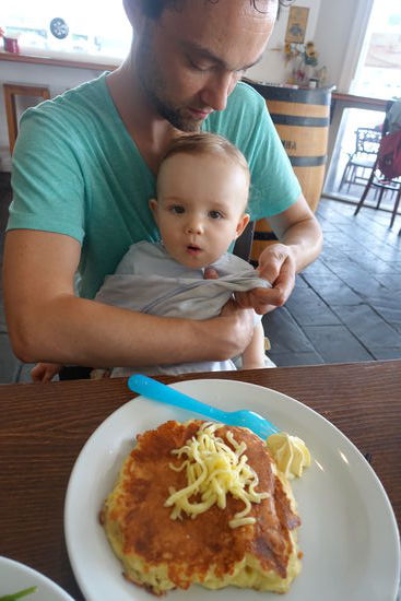 Der erste Pfannkuchen mit Käse