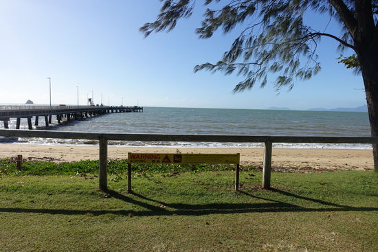 Auch hier wird vor Krokodilen und Stingern (Quallen) gewarnt